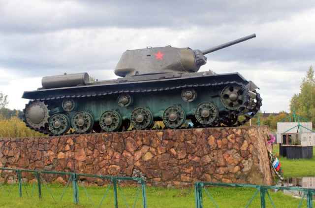 Отдельной точкой «Маршрута Победы» стал установленный на въезде в Парфино советский тяжелый танк КВ-1С.