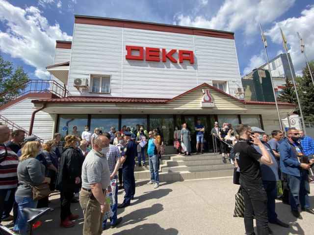 По сокращению на АО «Дека» были уволены около 200 человек.