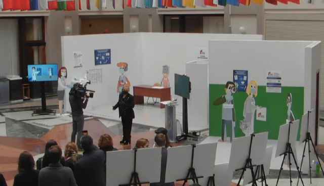 В здании Центризбиркома оборудовали декорации импровизированного избирательного участка, а сотрудники ЦИК сыграли роль участников голосования.