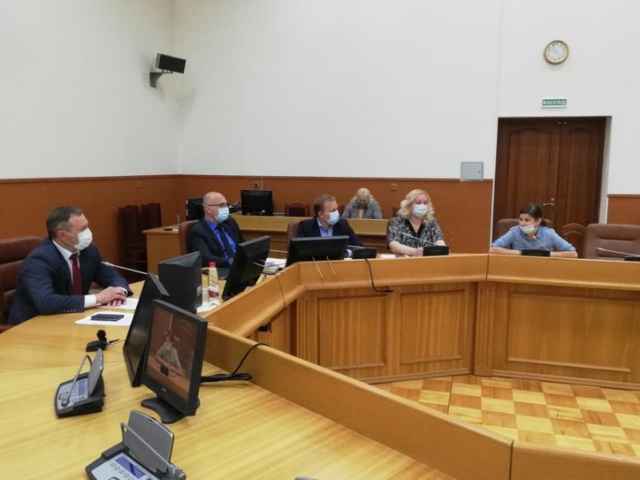 Мэр Великого Новгорода Сергей Бусурин провел совещание, на котором обсуждали отлов и временное содержание бездомных животных в областном центре.