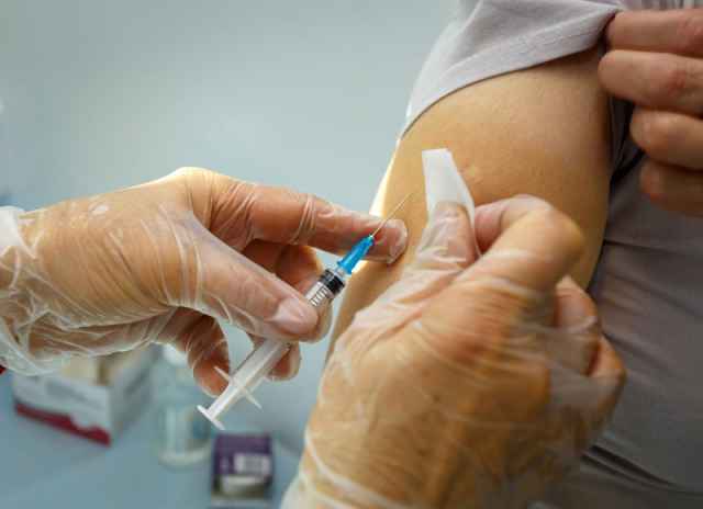 Михаил Мурашко считает, что вакцинацию начать лучше заранее, до сезонного подъема заболеваемости гриппом.
