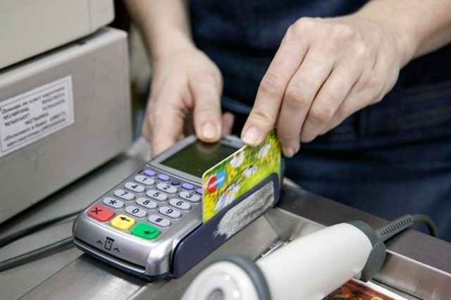 Прием платежей производится через онлайн-кассу магазина с помощью чтения штрих-кода с квитанции оплаты услуг или выбора получателя из списка.