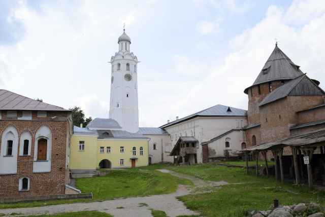 Часозвоня была построена в 1673 году по заказу новгородского митрополита Иоакима.