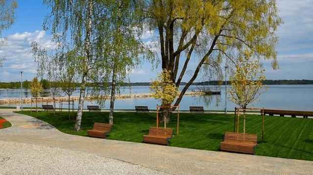 На набережной Валдайского озера обустроили пешеходные дорожки, установили скамейки для отдыха.