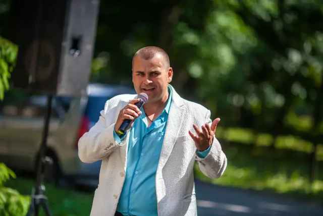 Руководитель ансамбля «Ритм жизни» Андрей Соколов спел для новгородских врачей