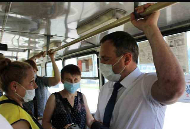 Кондукторы и большинство пассажиров общественного транспорта не носят маски