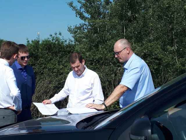 Олег Шахов и специалисты УПРДОР «Россия» изучают проект реконтрукции дороги