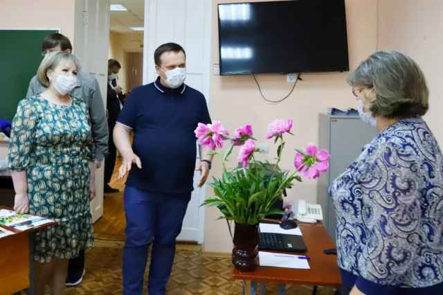 В Боровичском медколледже Андрей Никитин не только оценил уровень подготовки избирательного участка к голосованию, но и провел встречу со студентами и преподавателями.