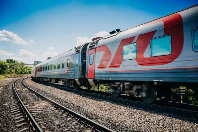 Спрос на железнодорожные билеты продолжает расти, что связано с постепенным снятием ограничений в регионах, отметили в РЖД.