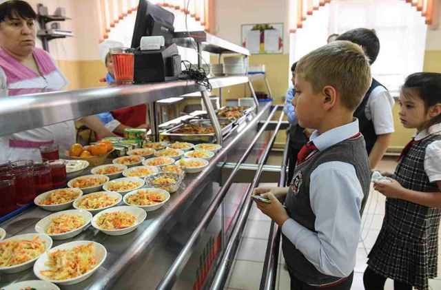 Раньше обеспечение питанием учащихся было обязанностью исключительно регионов и муниципалитетов.