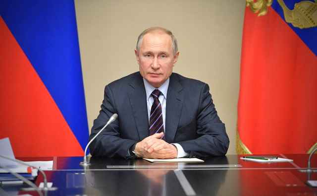 Владимир Путин: "Выплаты медикам, которые работают с больными коронавирусом, продлевают. Их будут учитывать при расчете отпускных"