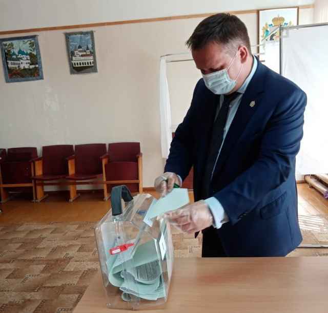 Глава региона по месту своей регистрации приписан к участку № 1126 Великого Новгорода, где он и проголосовал сегодня.