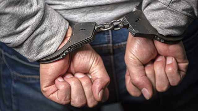 Полицейские установили причастность драгдилера к двум фактам сбыта наркотиков массой более 400 граммов. Он арестован.