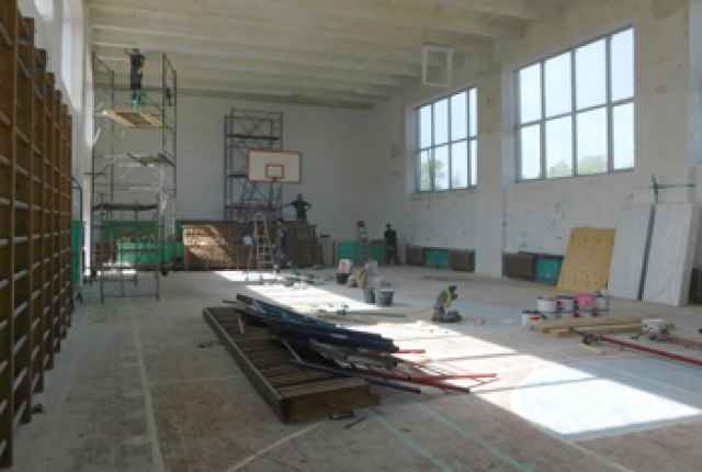 По федеральной программе «Успех каждого ребенка» приводится в порядок спортивный зал школы.