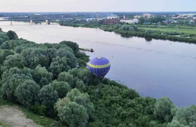 На видеороликах, размещённых в сети, видно, как один из аэростатов – «Господин Великий Новгород» совершает посадку в зелёную массу на берегу реки Волхов