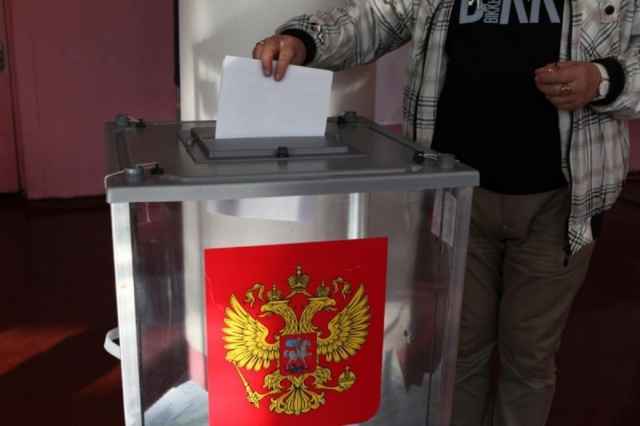 После обработки 0,8% протоколов участковых избирательных комиссий, 72,8% россиян поддержали изменения в Основной Закон, 25,78% - высказались против.