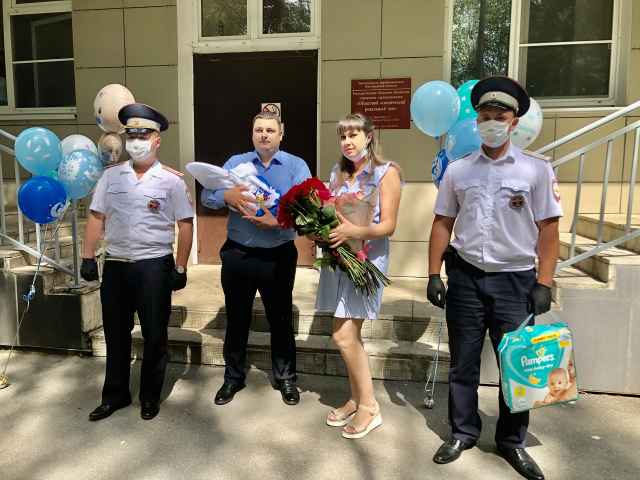 В день выписки из медицинского учреждения сотрудники дорожной полиции поздравили семью с рождением сына