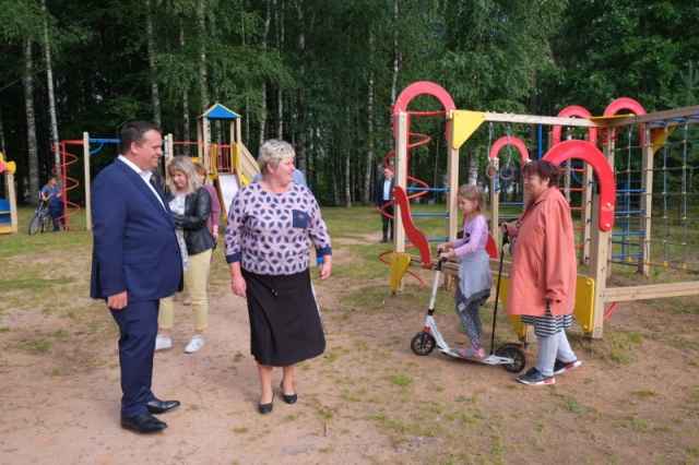 Андрей Никитин осмотрел центральный парк в Поддорье, благоустроенный в рамках приоритетного проекта «Формирование современной городской среды»