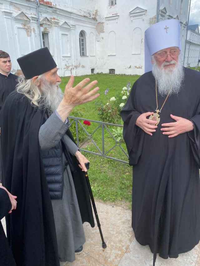Встретил почетных гостей митрополит Новгородский и Старорусский Лев.