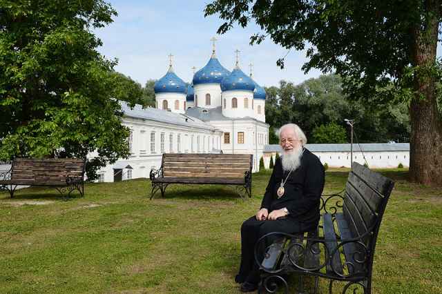 Решением Священного Синода от 20 июля 1990 года Новгородская епархия снова стала самостоятельной. Началось возрождение церковной жизни - стали открываться старые храмы и обители, в ряде мест строились новые церкви