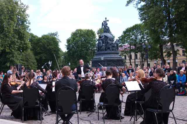 Планируется, что концерты под открытым небом продлятся в Новгородском кремле до конца лета