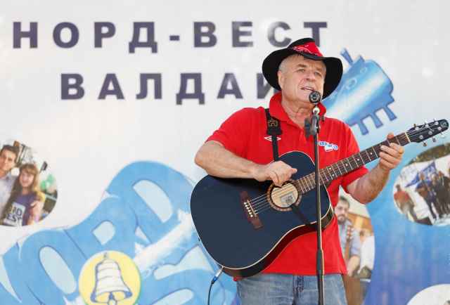 Для участия в фестивале заявились более 50 бардов. Возможно, почетным гостем будет и Григорий Гладков.