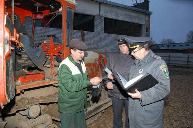 Инспектора  гостехнадзора проверяют сельскохозяйственную технику.