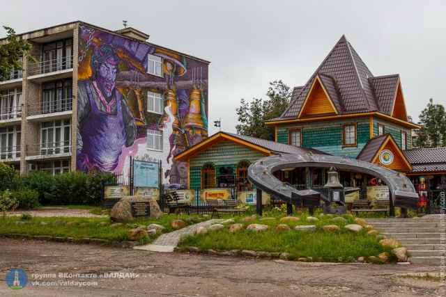 Кроме двух настенных картин в Валдае, участники в ходе фестиваля уличного искусства «Страницы истории» нанесут еще десять муралов — в Боровичах и Великом Новгороде.
