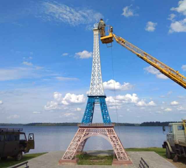 Восьмиметровая копия французской Эйфелевой башни была установлена в Соловьёвском парке Валдая в 2018 году