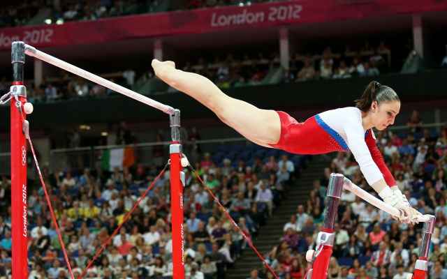 Большие обороты на перекладине – классика спортивной гимнастики. На фото – российская гимнастка Алия Мустафина.