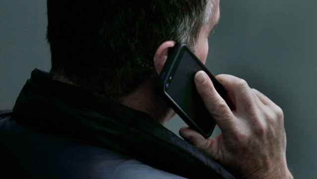 Управление МВД России по Новгородской области вновь призывает новгородцев быть бдительными при поступлении звонков с неизвестных номеров мобильных телефонов