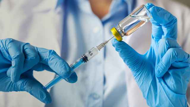 Министр здравоохранения Михаил Мурашко также отметил на брифинге, что в наступающем сезоне настоятельно рекомендует людям из групп риска сделать еще одну прививку – от пневмококка
