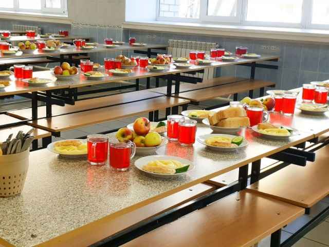 На питание в день на одного учащегося младших классов школ Новгородской области  выделяется 63 рубля 77 копеек.
