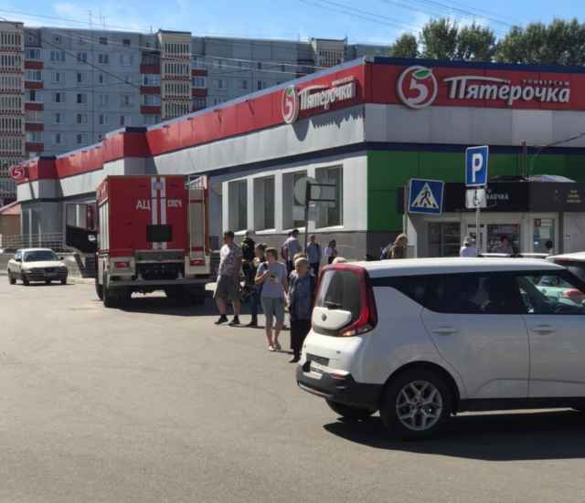 Как сообщают пользователи сообщества «ЧП53.Великий Новгород. Новости» сегодня же эвакуировали посетителей ТЦ «Барк»