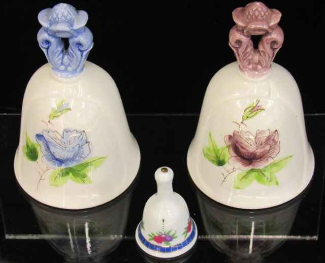 Специально к моменту открытия выставки в музейной лавке появились в продаже колокольчики с изображением цветочных композиций.