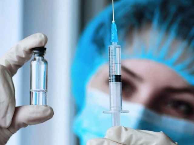 Более половины участков опроса ВЦИОМ пока не готовы делать прививку от коронавируса.
