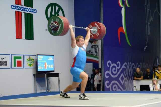 Фёдор Петров по итогам двоеборья показал результат в 371 кг.