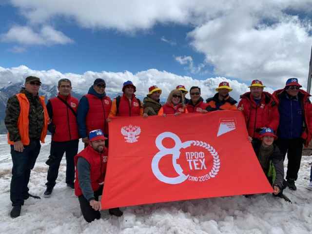 Подъём флага на вершину Эльбруса дал старт ряду праздничных мероприятий, запланированных в честь 80-летия СПО.