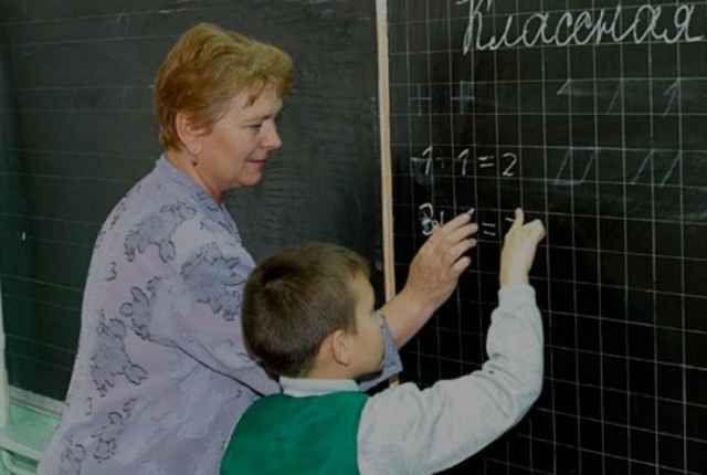 С 1 сентября педагоги будут получать дополнительную надбавку в 5 тысяч рублей за классное руководство.