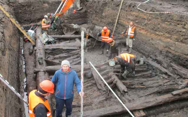 В ходе археологических исследований обнаружены сотни интереснейших находок. Рабочий момент раскопок на Софийской набережной.