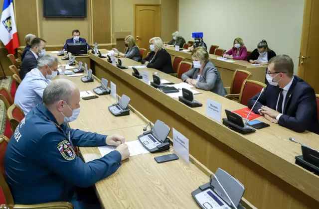 Для каждого класса составят персональное расписание, сообщила на заседании оперштаба министр образования области Евгения Серебрякова.
