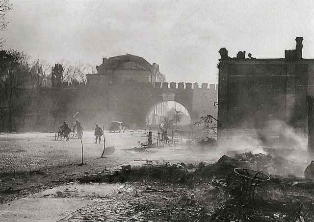 Фашистские войска вступают в сожженный немецкими бомбёжками и уличными боями Новгород. Август 1941 года.