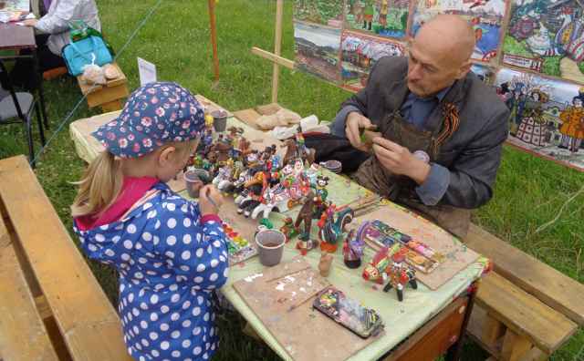 Сергей Скирченко учит солецких детей лепке и росписи глиняной игрушки