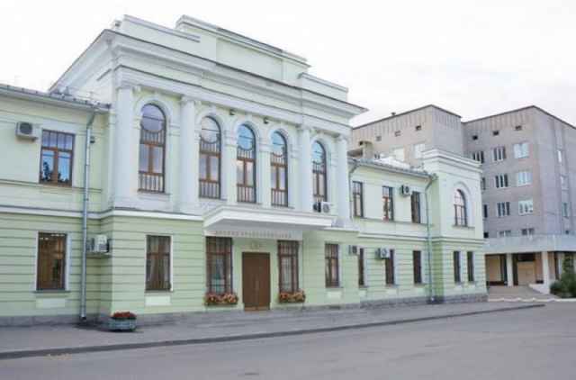 Дворец бракосочетаний открыли в здании бывшего Артиллерийского собрания на улице Тихвинской в Великом Новгороде в октябре 2019 года.