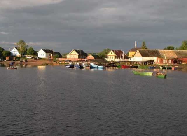 Деревня Ловать расположена на южном побережье озера Ильмень, в дельте реки Ловать.