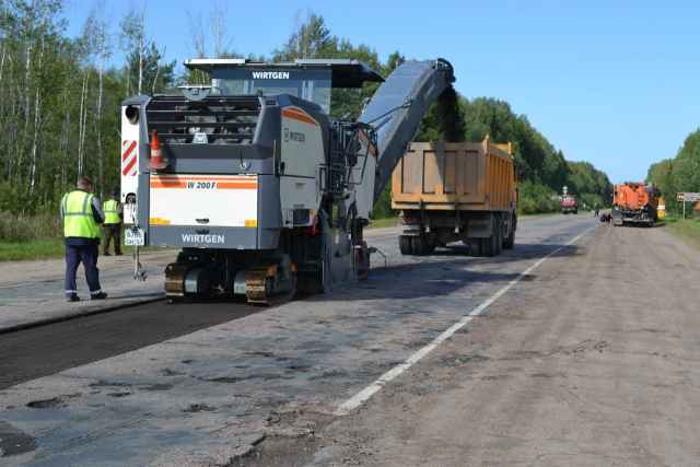 Также начаты ремонтные работы автомобильной дороги на подъезде к посёлку Батецкий протяженностью 2,3 км.