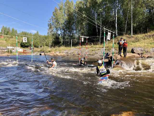 На чемпионат России по гребному слалому, который проходит под Окуловкой, заявились 284 экипажа из 16 регионов страны.