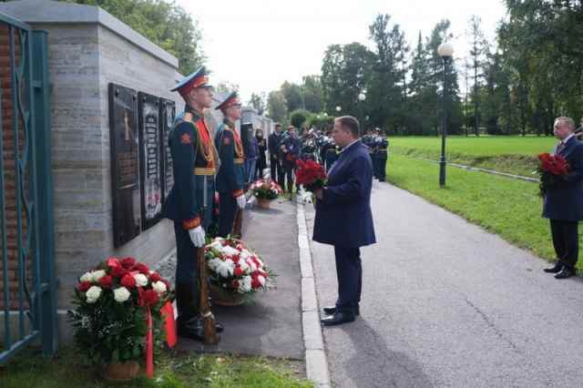 Руководители Новгородской области и Санкт-Петербурга возложили цветы к памятной плите и Вечному огню.