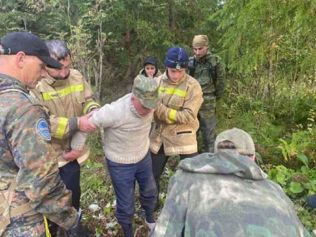 Волонтёры отряда «Феникс» на руках четыре часа выносили пожилого мужчину из леса.
