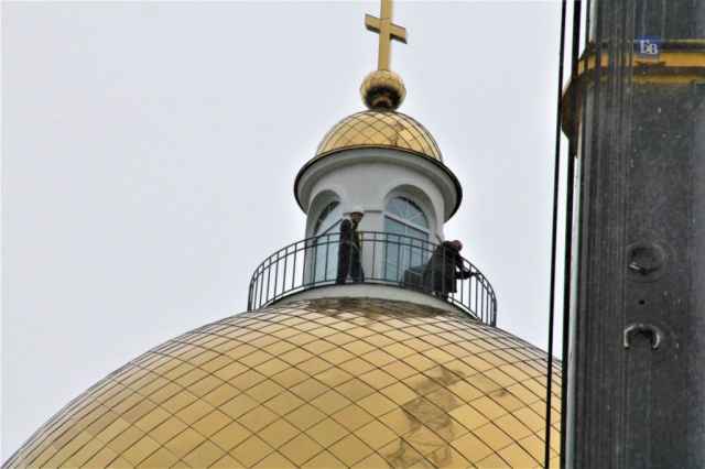 В Боровичах сегодня закончили установку главного купола и главки с крестом на здание Троицкого собора